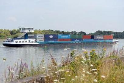 Barge fluviale sur la Seine - Agrandir l'image, fenêtre modale
