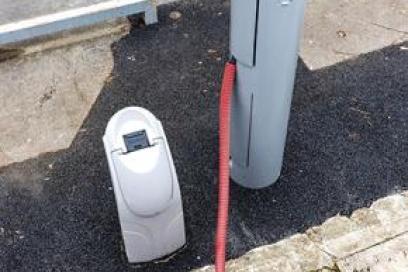 Borne de chargement à quai sur un port parisien - Enlarge image, modal window