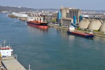 Bateaux céréaliers au port de Rouen - Agrandir l'image, fenêtre modale