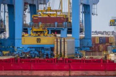 Chargement d'un porte-conteneurs sur le port du Havre - Enlarge image, modal window