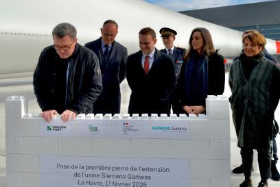 Pose de la première pierre de l'extension de l'usine Siemens Games par Marc Ferracci, ministre chargé de l'Industrie et de l’Énergie. - Agrandir l'image, fenêtre modale