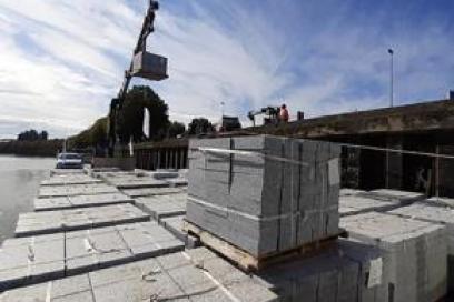 Livraison fluviale de dalles de granit sur les Champs-Elysées - Agrandir l'image, fenêtre modale