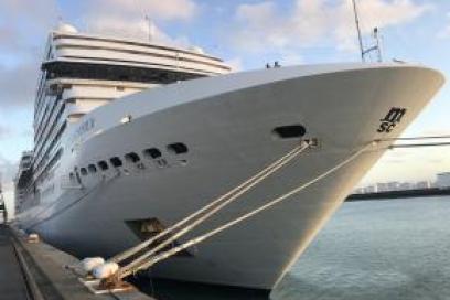 Vue d'un bateau de croisière au Havre - Agrandir l'image, fenêtre modale