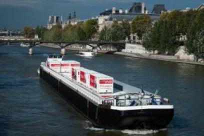 Vue d'un transport fluvial de conteneurs sur la Seine à Paris - Agrandir l'image, fenêtre modale