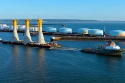 Le premier convoi transportant les trois premières fondations gravitaires a quitté le port du Havre pour prendre la mer - Enlarge image, modal window