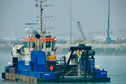 Le nouveau navire de nivelage et de levage de la flotte HAROPA PORT en essai au Havre. - Agrandir l'image, fenêtre modale