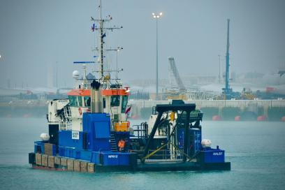 Le nouveau navire de nivelage et de levage de la flotte HAROPA PORT en essai au Havre. - Agrandir l'image, fenêtre modale