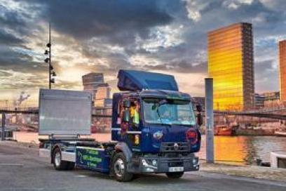 Vue d'un camion 100 % électrique pour la chargement de caisses par voie fluviale - Agrandir l'image, fenêtre modale