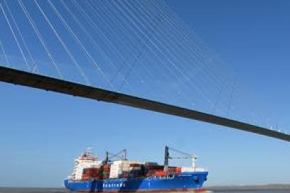 Vue d'un porte-conteneurs sous le pont de Normandie - Agrandir l'image, fenêtre modale