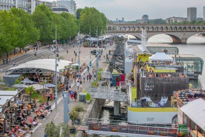 Vue sur le port de la Gare, la péniche Petit bain et autres terrasses des quais de Seine. . - Agrandir l'image, fenêtre modale