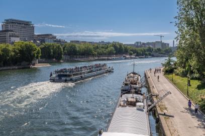 Ambiances sur les quais et la Seine. Port de la Tournelle. Bateau mouche. - Agrandir l'image, fenêtre modale
