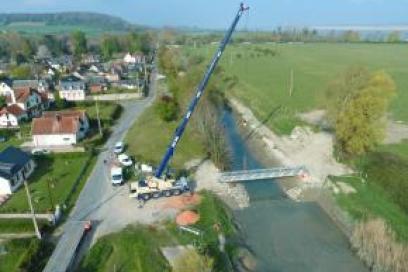 Pose de la passerelle définitive ouvrage à vannes à Berville-sur-Mer - Agrandir l'image, fenêtre modale