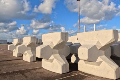 Rangée d'accropodes sur le quai de l'Asie - Enlarge image, modal window