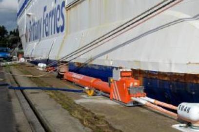 Vue d'un quai équipé de ShoreTension®, une solution d’amarrage qui permet de sécuriser la tenue à quai des navires. - Enlarge image, modal window