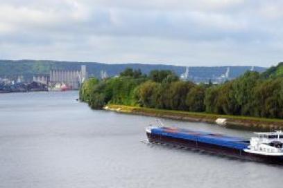 Vue d'un transport fluvial sur la Seine - Agrandir l'image, fenêtre modale