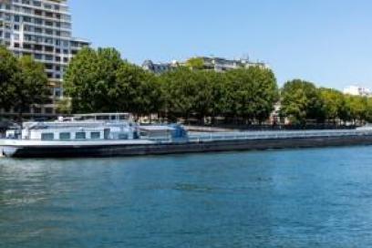 Vue d'une barge fluviale sur la Seine - Agrandir l'image, fenêtre modale