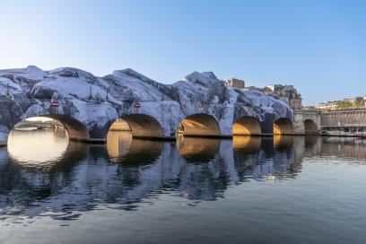 Vue depuis la Seine du Pont Neuf à Paris recouvert par la création artistique de l'artiste JR. - Enlarge image, modal window
