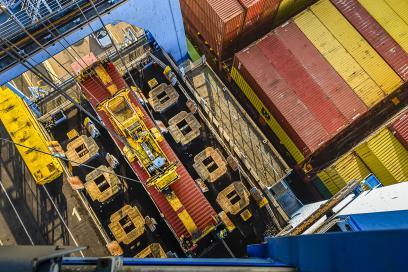 Manutention de conteneurs au portique - Agrandir l'image, fenêtre modale