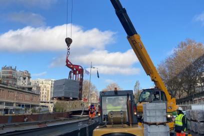 Manutention de BTP sur les quais de Paris - Agrandir l'image, fenêtre modale
