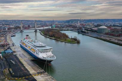 navire de croisière Balmoral accosté quai croisière à Rouen - Agrandir l'image, fenêtre modale