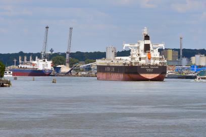 Navires vraquiers dans le port de Rouen - Agrandir l'image, fenêtre modale