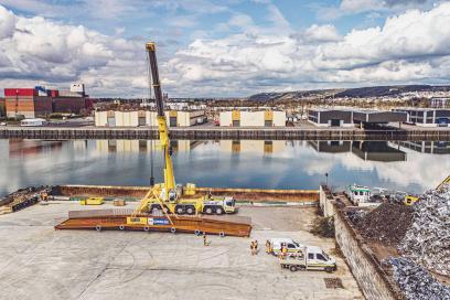 La passerelle assemblée sur le port de Limay par NGE Génie Civil, avant son transport par voie d’eau jusqu’à la future marina - Agrandir l'image, fenêtre modale