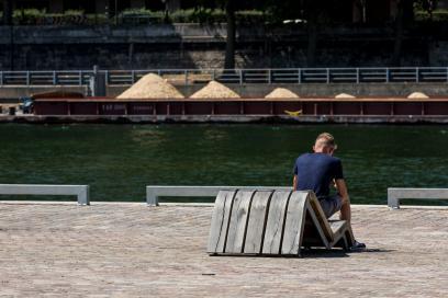 Mobilier urbain mis en place sur le port de Javel - Enlarge image, modal window