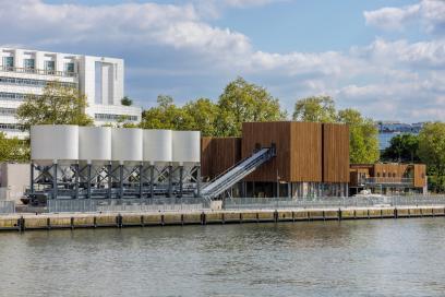 Centrale Lafarge Mirabeau sur le port de Javel bas sur le quai à usages partagés - Agrandir l'image, fenêtre modale