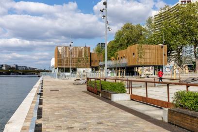 Port de Javel bas avec vue sur la zone de la centrale Lafarge - Agrandir l'image, fenêtre modale
