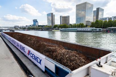 Photo du ramassage de feuilles mortes à Gennevilliers - Agrandir l'image, fenêtre modale