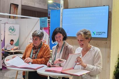 Signature de la convention de partenariat lors du salon des maires d'Ile de France - Agrandir l'image, fenêtre modale