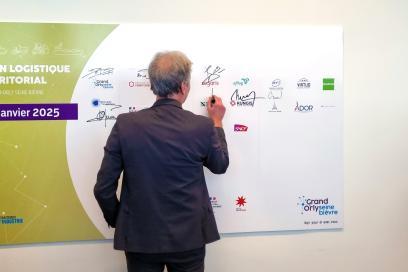 Signature du Grand Orly Seine Briève - Agrandir l'image, fenêtre modale