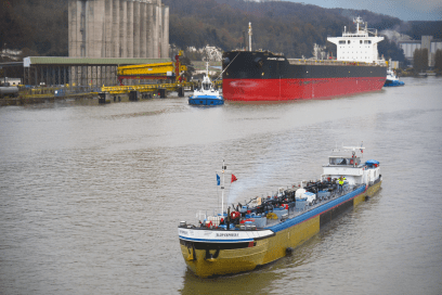 Péniche SLOP Normandie naviguant sur la Seine à Rouen - Agrandir l'image, fenêtre modale