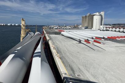 Stockage de pales d'éolienne sur le quai de Bougainville au port du Havre - Enlarge image, modal window
