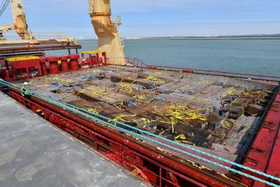 Trafic de bois sur le port de Rouen-Honfleur - Agrandir l'image, fenêtre modale