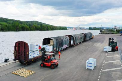 Train sur le quai de petit couronne faisant la liaison Rouen Strasbourg - Agrandir l'image, fenêtre modale