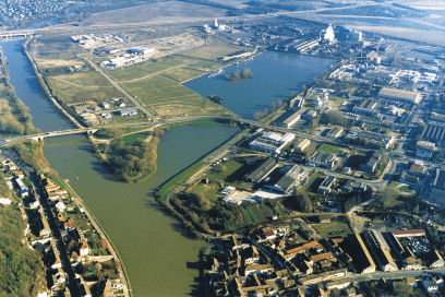 Vue aérienne sur le port de Montereau - Agrandir l'image, fenêtre modale