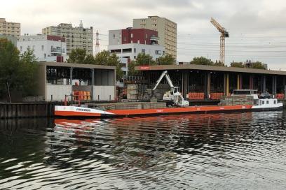 Vue sur le magasin Point P sur le débarcadère de Gennevilliers - Agrandir l'image, fenêtre modale