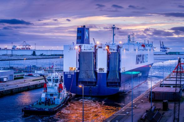 Le Navire RO/RO Neptune Galene sortant du port du Havre - Enlarge image, modal window