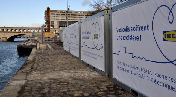 Caisses de marchandises IKEA sur le port de Bercy - Agrandir l'image, fenêtre modale