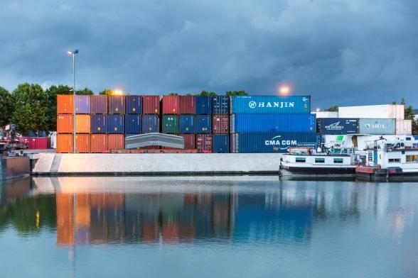 Vue sur le terminal à conteneurs de la darse centrale du port de Bonneuil-sur-Marne - Agrandir l'image, fenêtre modale