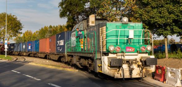 Train de fret sur le port de Bonneuil-sur-Marne - Agrandir l'image, fenêtre modale