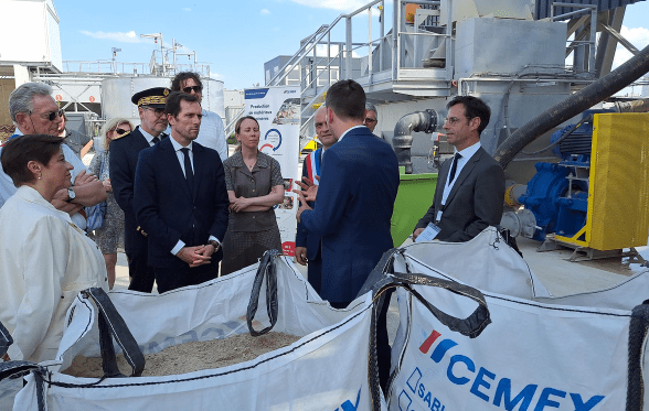 inauguration de la nouvelle plateforme Cemex France sur le port de Bonneuil-sur-Marne. Sur la photo, on y voit les officiels. - Agrandir l'image, fenêtre modale