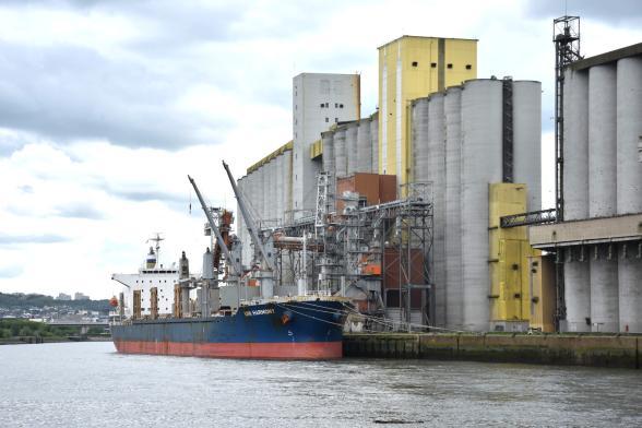 Navire céréalier en chargement chez Senalia au port de Rouen - Agrandir l'image, fenêtre modale