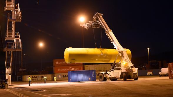 Chargement d’un colis exceptionnel sur le port de Rouen - Enlarge image, modal window