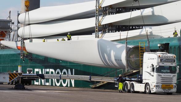 Déchargement de pales d'éoliennes depuis un camion sur le port de Rouen - Enlarge image, modal window
