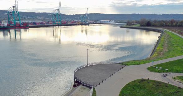 Vue de l'esplanade de Hautôt sur Seine permettant de voir l'évitage des navires - Enlarge image, modal window