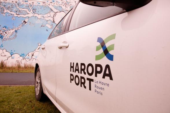Voiture avec le logo HAROPA PORT sur sa portière - Enlarge image, modal window