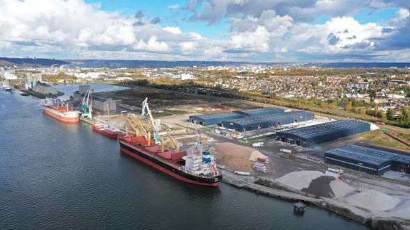 Vue aérienne du port de Petit-Couronne avec de nombreux navires en train de charger ou décharger leurs cargaisons - Agrandir l'image, fenêtre modale