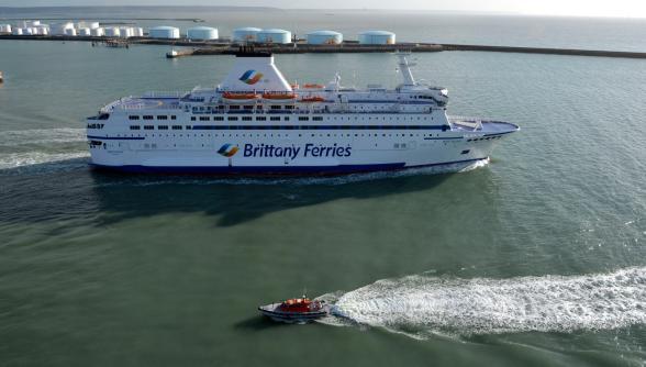 Le car-ferry Bretagne part du terminal de Grande Bretagne. En arrière plan, des silos. - Enlarge image, modal window